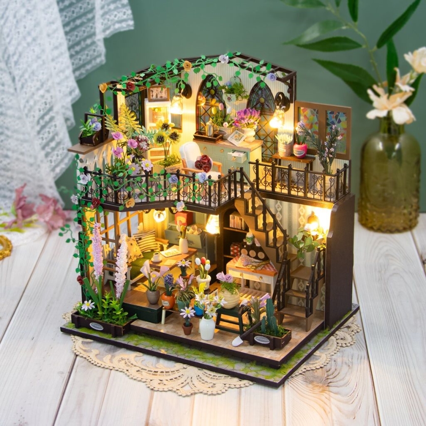 2Kids Toys - Miniatura domku Darcyin kwiatowy domek 2xAAA