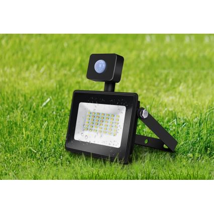 Aigostar - LED Naświetlacz z czujnikiem LED/50W/230V 4000K IP65 czarny