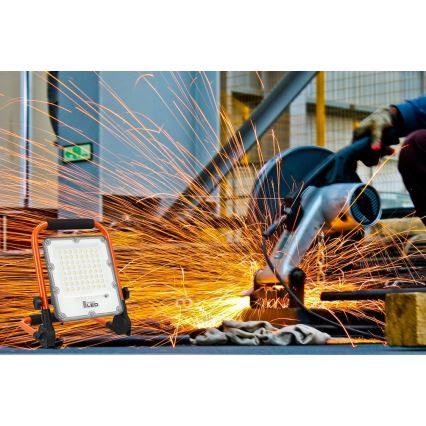 Akumulatorowy naświetlacz LED ze statywem 30 W, 3,2 V, 4500 K, 5000 mAh, IP65, pomarańczowy