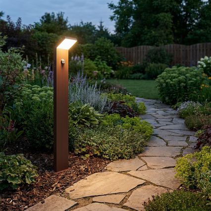 Brilagi - Lampa zewnętrzna LED z czujnikiem RIANO LED/8W/230V, brązowa, IP65, 80 cm