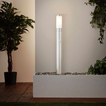 Brilliant - Lampa zewnętrzna LED z czujnikiem LEIGH LED/0,9W/230V + 1xE27/11W 80 cm IP44 chrom błyszczący
