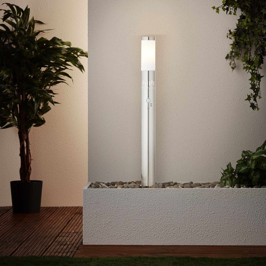 Brilliant - Lampa zewnętrzna LED z czujnikiem LEIGH LED/0,9W/230V + 1xE27/11W 80 cm IP44 chrom błyszczący