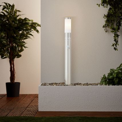 Brilliant - Lampa zewnętrzna LED z czujnikiem LEIGH LED/0,9W/230V + 1xE27/11W 80 cm IP44 chrom błyszczący