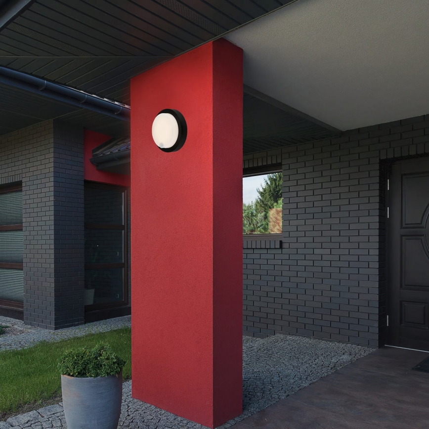 Brilo - ładowalny zewnętrzny kinkiet LED z czujnikiem, 4 W, 5 V, 4400 mAh, IP44, czarny