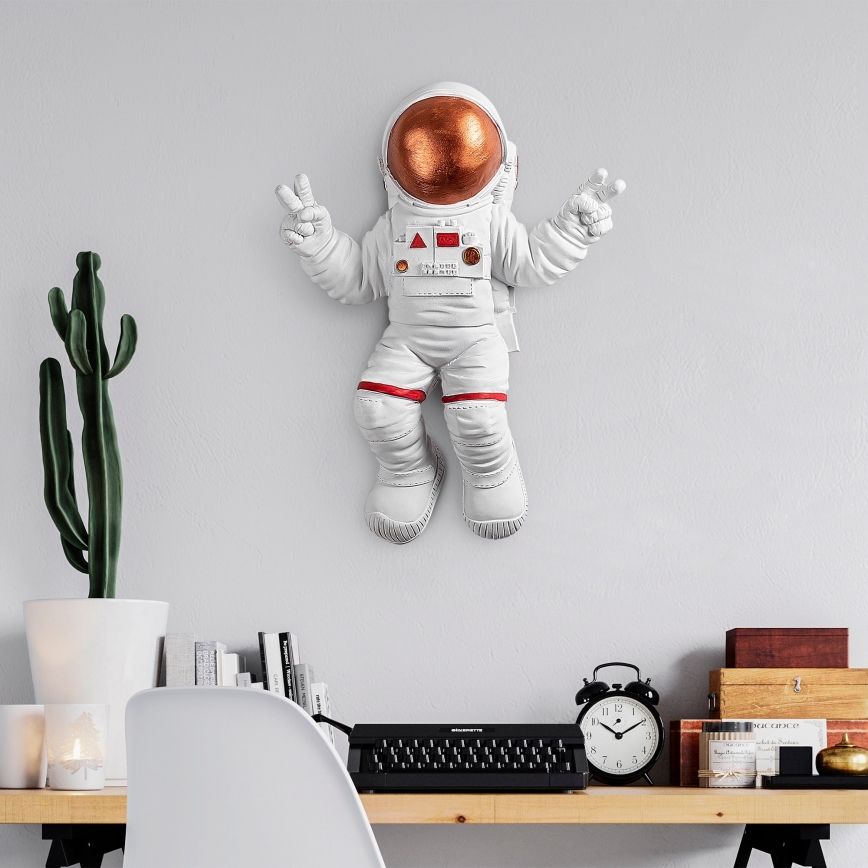 Dekoracja ścienna 47x35 cm astronaut miedziany