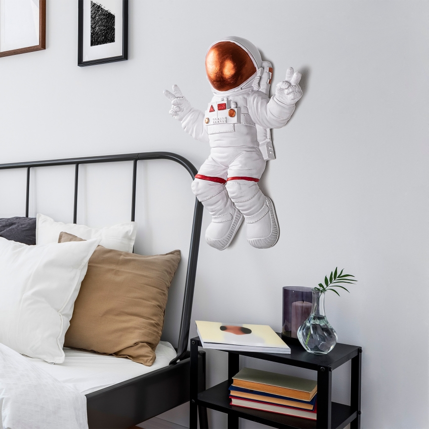 Dekoracja ścienna 47x35 cm astronaut miedziany