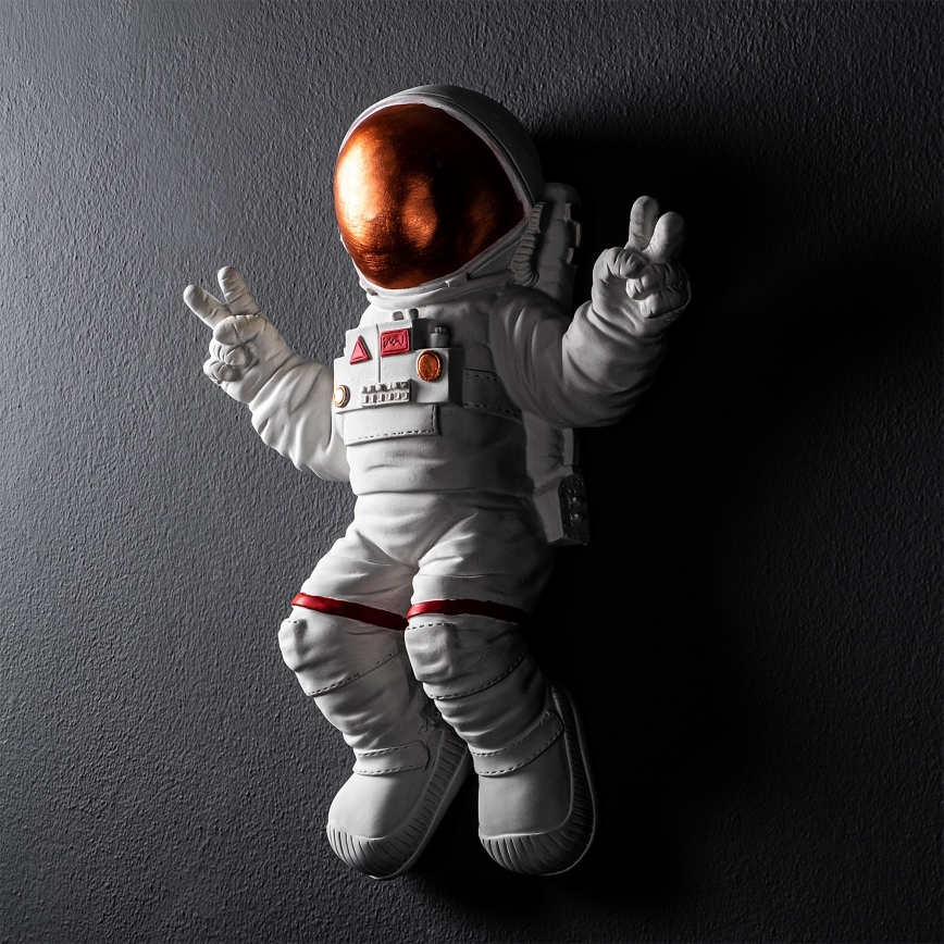 Dekoracja ścienna 47x35 cm astronaut miedziany