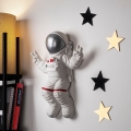 Dekoracja ścienna 47x35 cm astronaut srebrny