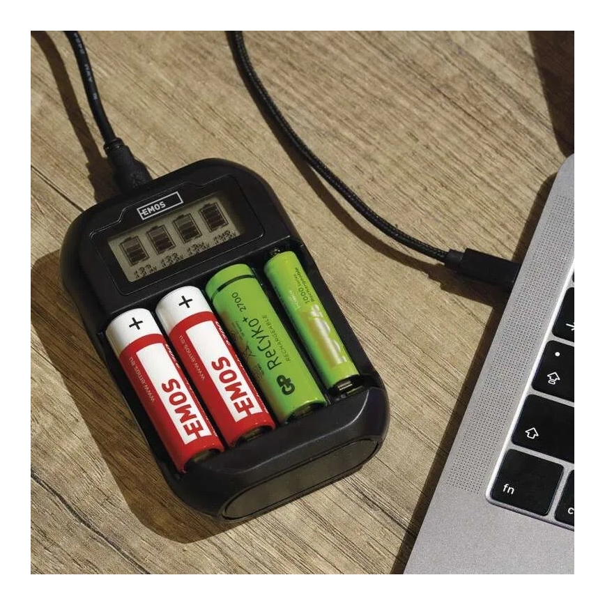 Ładowarka baterii z wyświetlaczem LCD 4xAA/AAA 5V