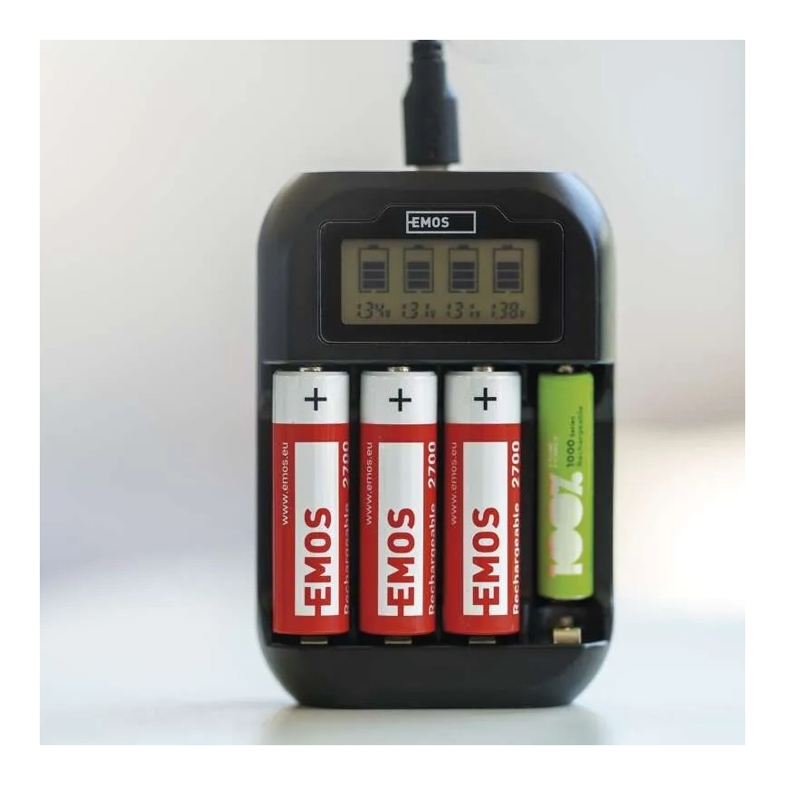 Ładowarka baterii z wyświetlaczem LCD 4xAA/AAA 5V
