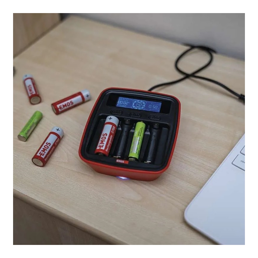 Ładowarka baterii z wyświetlaczem LCD 4xAA/AAA 5V