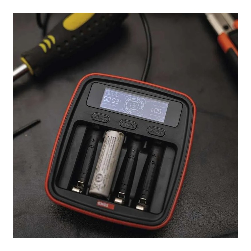 Ładowarka baterii z wyświetlaczem LCD 4xAA/AAA 5V