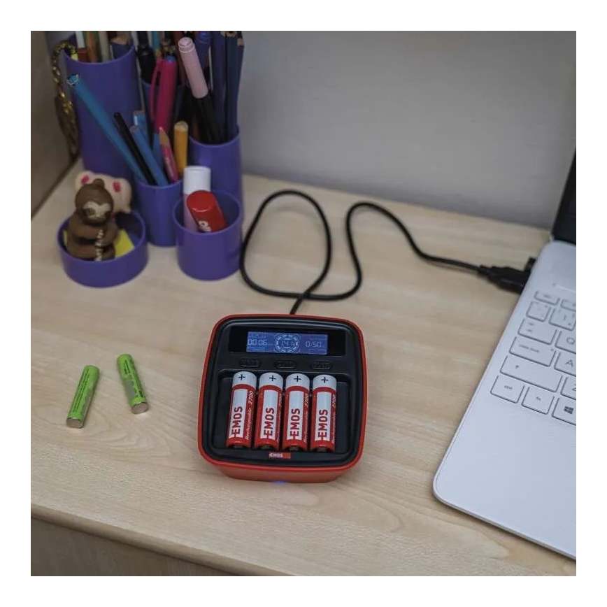 Ładowarka baterii z wyświetlaczem LCD 4xAA/AAA 5V