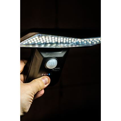 LED Kinkiet solarny z czujnikiem LED/2,6W/5,5V IP65 1800 mAh czarny