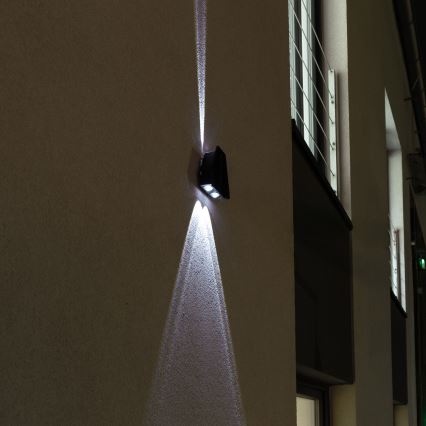LED Solarna lampa ścienna z czujnikiem LED/2W/5V IP54 1300 mAh