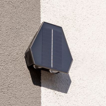 LED Solarna lampa ścienna z czujnikiem LED/2W/5V IP54 1300 mAh
