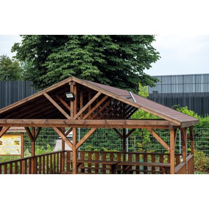 Regulowany reflektor LED z panelem solarnym i czujnikiem zmierzchu LED/15W/15000 mAh 3,2V IP65 + pilot zdalnego sterowania