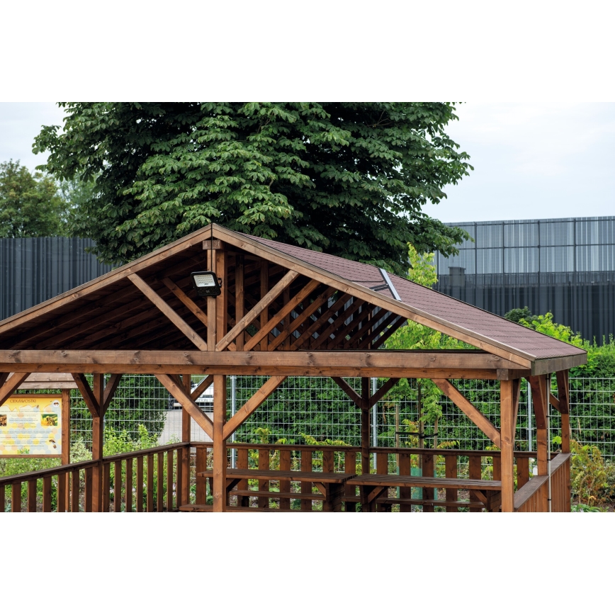 Regulowany reflektor LED z panelem solarnym i czujnikiem zmierzchu LED/15W/15000 mAh 3,2V IP65 + pilot zdalnego sterowania