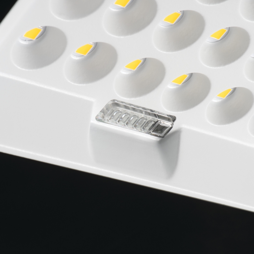 Regulowany reflektor LED z panelem solarnym i czujnikiem zmierzchu LED/15W/15000 mAh 3,2V IP65 + pilot zdalnego sterowania