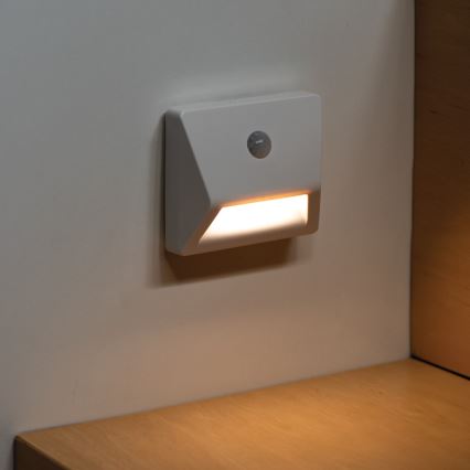 Oprawa do zabudowy LED z czujnikiem ruchu i zmierzchu IRS LED/0,3W/3xAAA IP54 biała