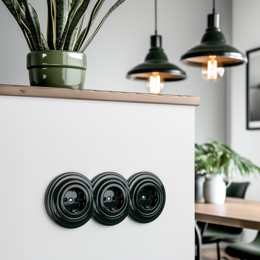 Kliklap - Potrójne retro gniazdo domowe z ramką SCHUKO 230V zielone