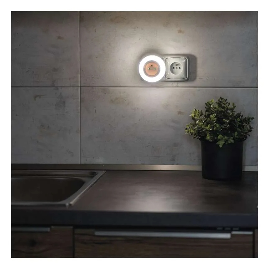 Lampka nocna LED z czujnikiem i gniazdem LED/0,3W/230V
