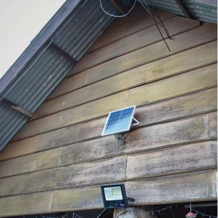 Regulowany jasem solarny reflektor LED/12W/3,2V 6000K IP65 5000 mAh + pilot zdalnego sterowania