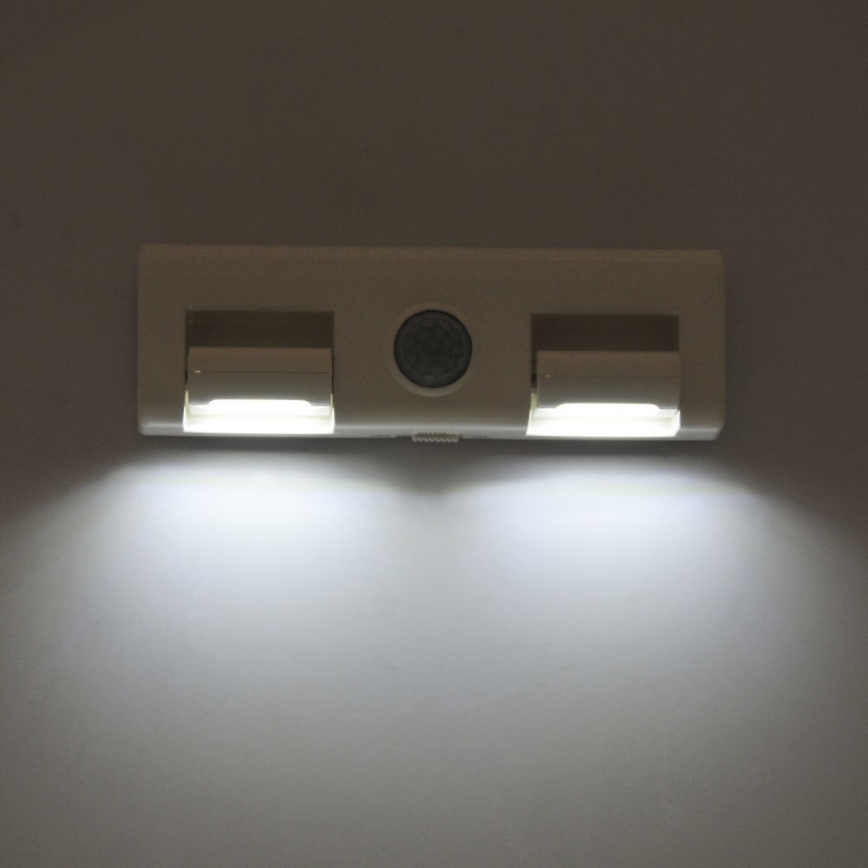 LED Kinkiet z czujnikiem LED/3xAAA/4,5V