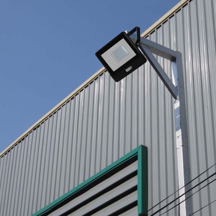 LED Reflektor z czujnikiem LED/50W/230V 4000K IP65 czarny