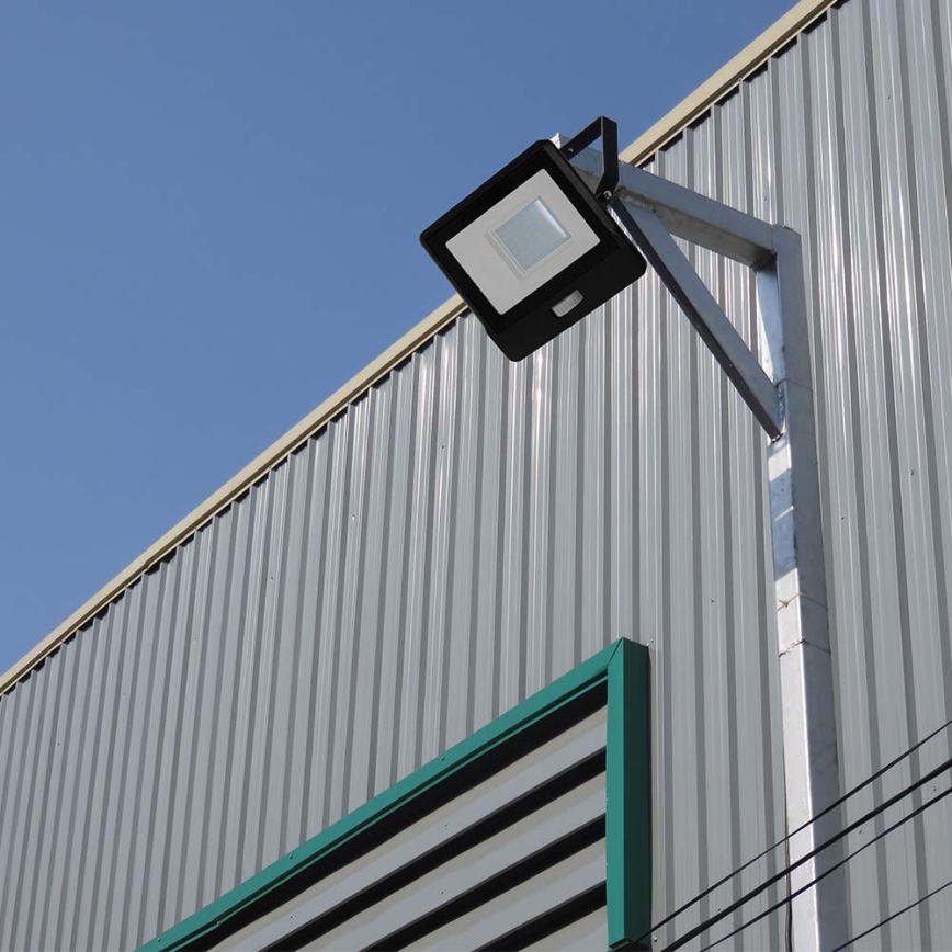 LED Reflektor z czujnikiem LED/50W/230V 4000K IP65 czarny