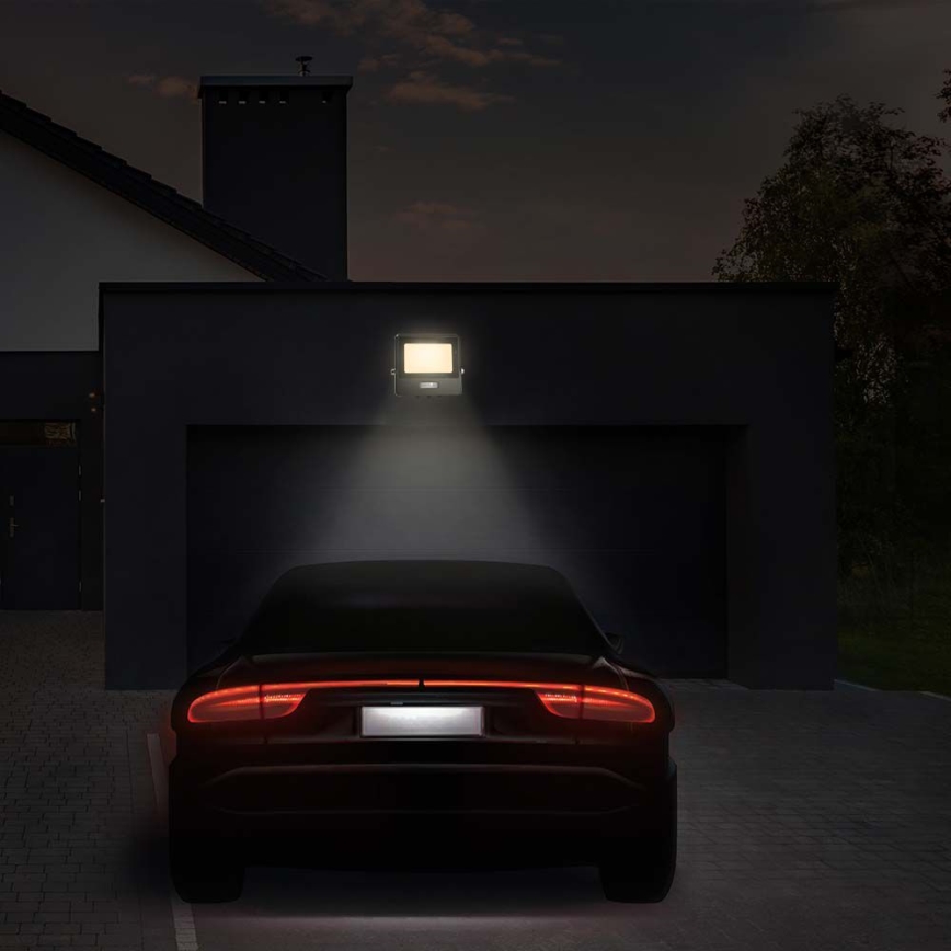 LED Reflektor z czujnikiem LED/50W/230V 4000K IP65 czarny