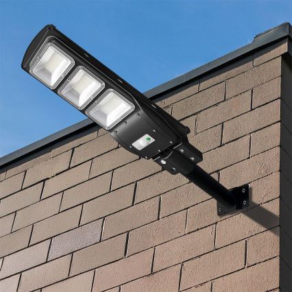 LED Przyciemnialna solarna lampa uliczna z czujnikiem ruchu i zmierzchu LED/12W/3,2V 6000K IP65 10000 mAh czarny + zdalne sterowanie