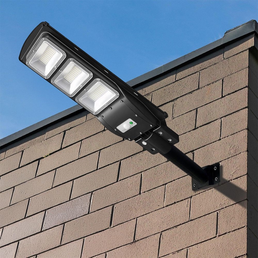 LED Przyciemnialna solarna lampa uliczna z czujnikiem ruchu i zmierzchu LED/12W/3,2V 6000K IP65 10000 mAh czarny + zdalne sterowanie