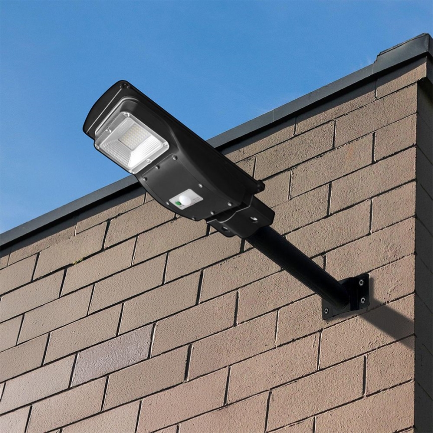 LED Przyciemnialna solarna lampa uliczna z czujnikiem ruchu i zmierzchu LED/6W/3,2V 6000K IP65 5000 mAh czarny + zdalne sterowanie