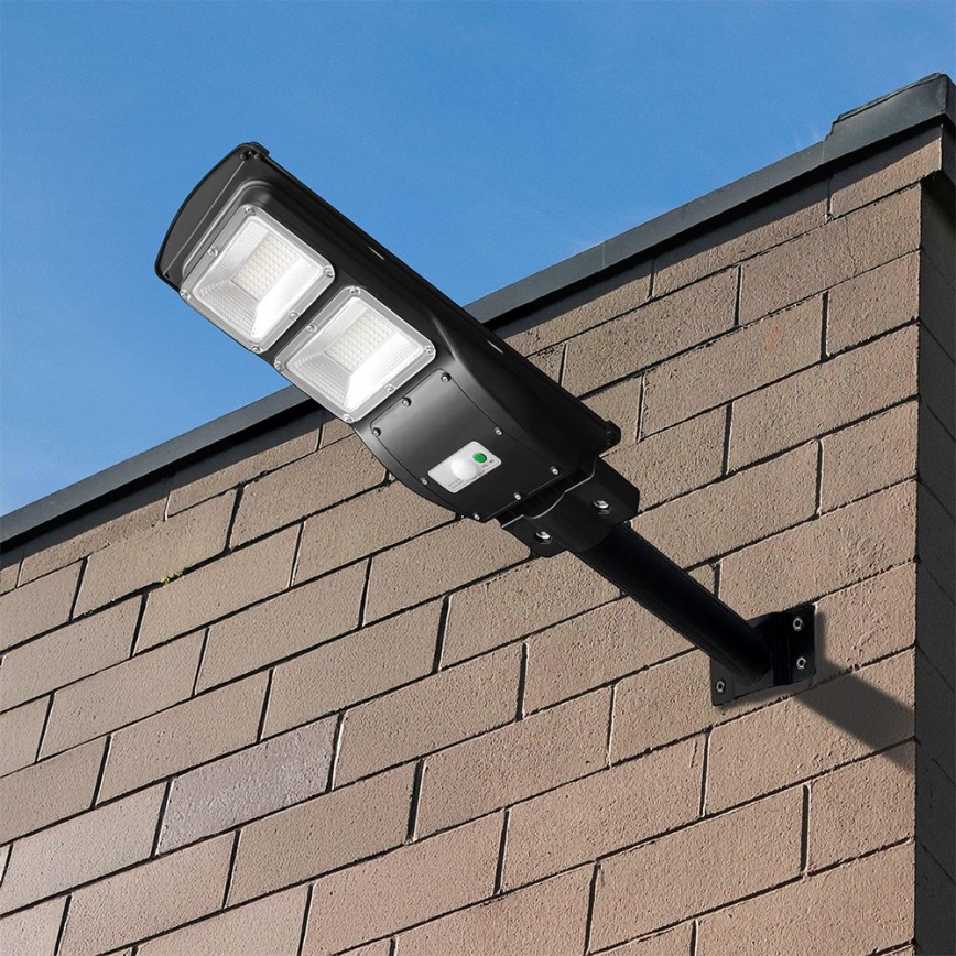 LED Przyciemnialna solarna lampa uliczna z czujnikiem ruchu i zmierzchu LED/8W/3,2V 6000K IP65 9000 mAh czarny + zdalne sterowanie