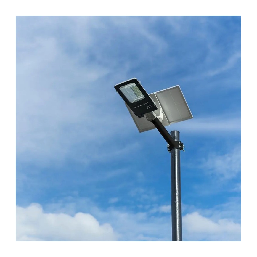 LED Ściemnialna uliczna lampa solarna LED/50W/6,4V 4000K IP65 50000 mAh + zdalne sterowanie