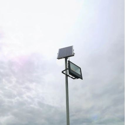 LED Ściemnialny naświetlacz solarny LED/20W/6,4V 4000K IP65 10000 mAh + zdalne sterowanie