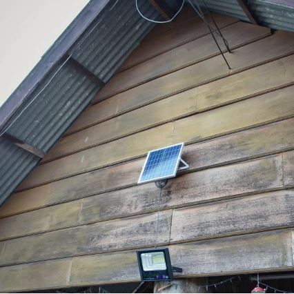 LED Ściemnialny naświetlacz solarny LED/20W/6,4V 4000K IP65 10000 mAh + zdalne sterowanie