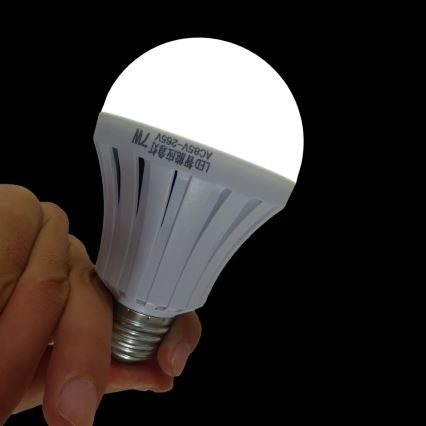 LED Żarówka z baterią Li-Ion A70 E27/7W/230V 4000K - Fulgur 24016