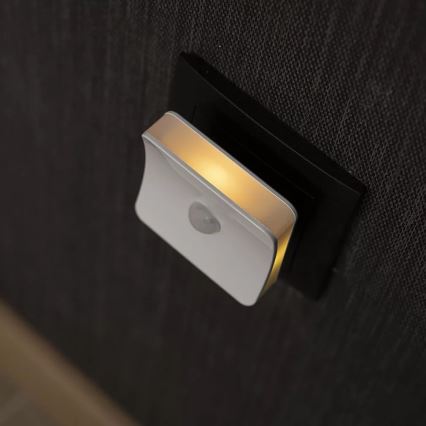 Ledvance - LED RGB lampka orientacyjna do gniazdka z czujnikiem LUNETTA LED/0,3W/230V