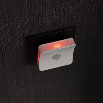 Ledvance - LED RGB lampka orientacyjna do gniazdka z czujnikiem LUNETTA LED/0,3W/230V