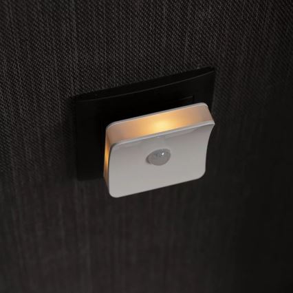 Ledvance - LED RGB lampka orientacyjna do gniazdka z czujnikiem LUNETTA LED/0,3W/230V