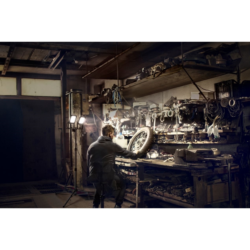 Ledvance - Reflektor LED zewnętrzny z uchwytem WORKLIGHT TRIPOD 2xLED/10W/230V 6500K IP65