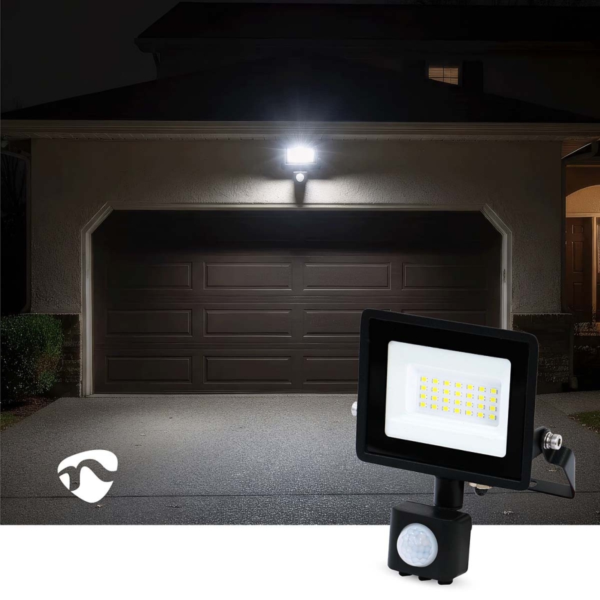 Reflektor LED z czujnikiem ruchu i zmierzchu do gniazdka LED/20W/230V IP44