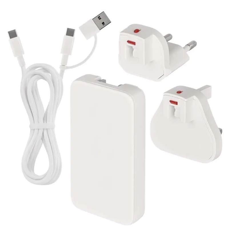 Podróżny adapter USB z wymiennymi wtyczkami GaN 100–250 V