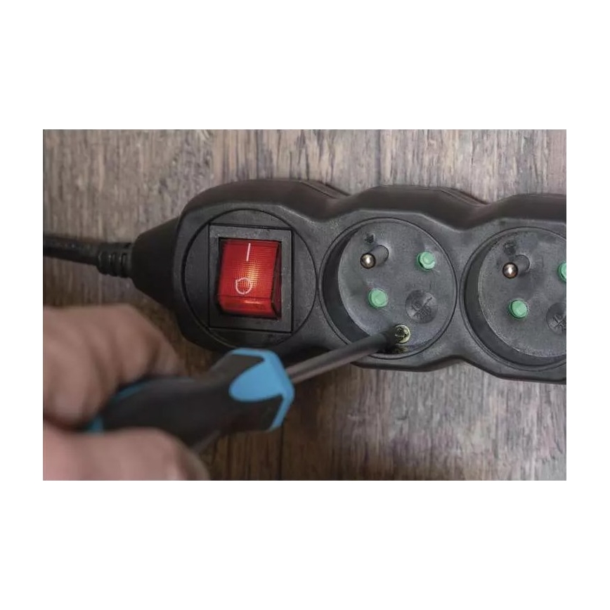 Przedłużacz z wyłącznikiem 3 gniazda 5 m czarny