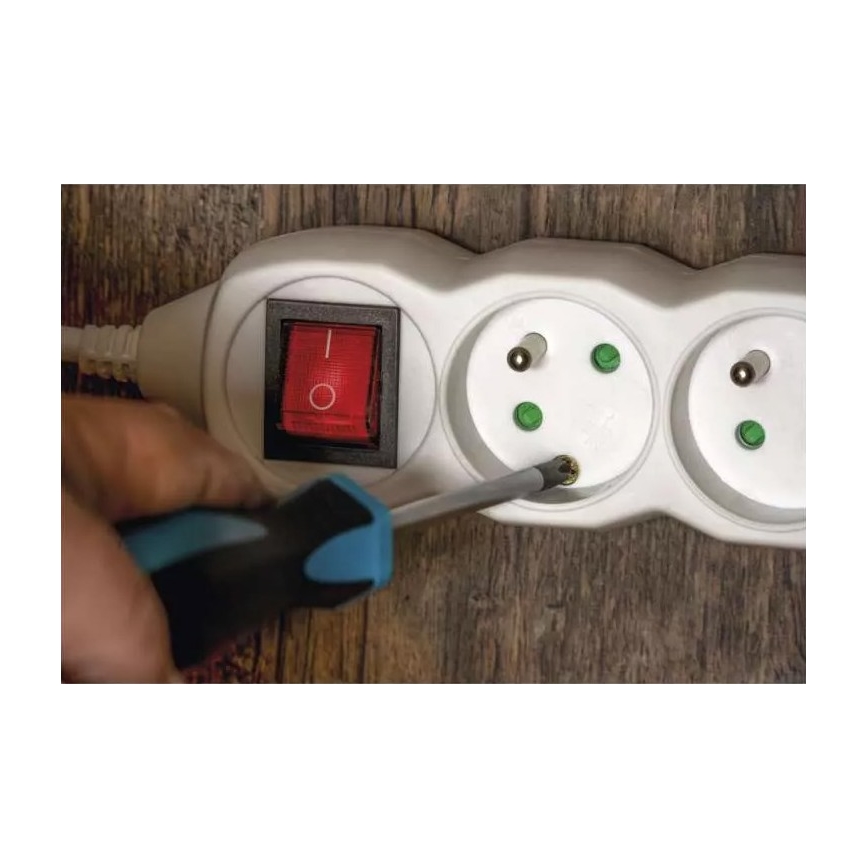 Przedłużacz z wyłącznikiem 4 gniazda 3 m biały