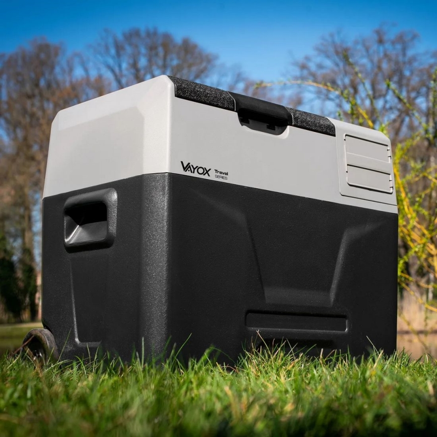 Przenośna lodówka samochodowa z wyświetlaczem LCD 40 l 230V/12V/24V czarna