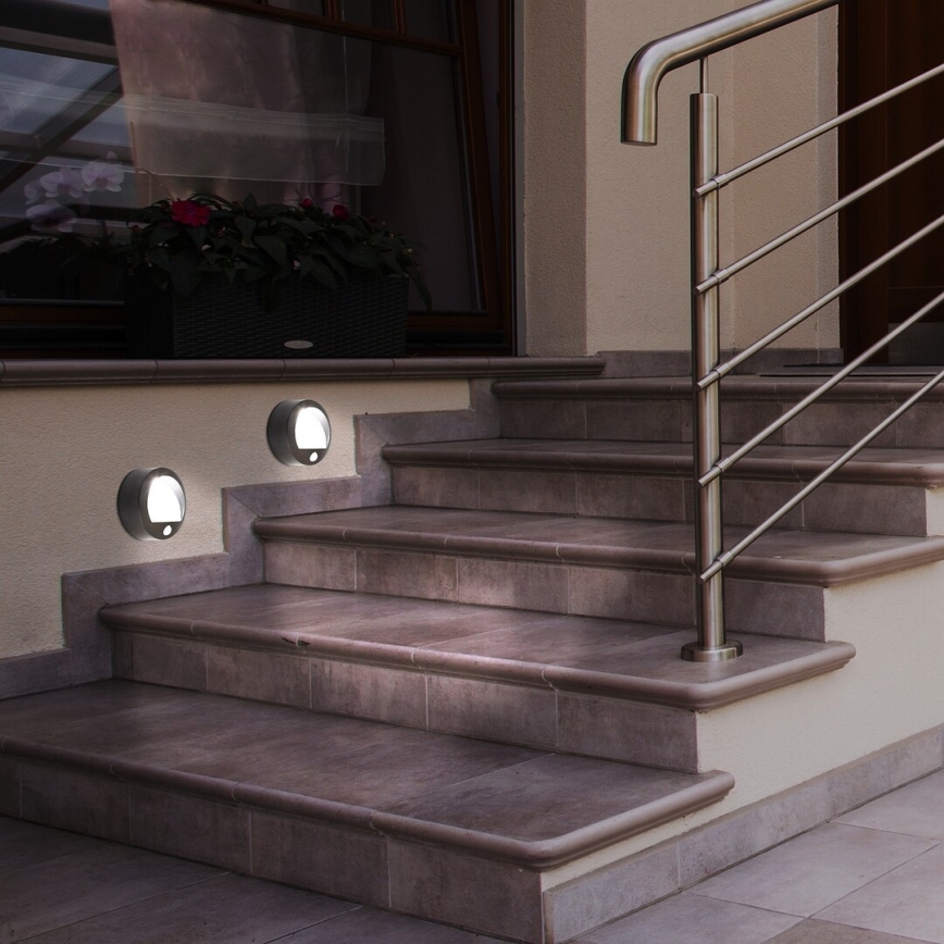 LED Kinkiet zewnętrzny z czujnikiem LED/1,5W/3xAA IP44 czarny