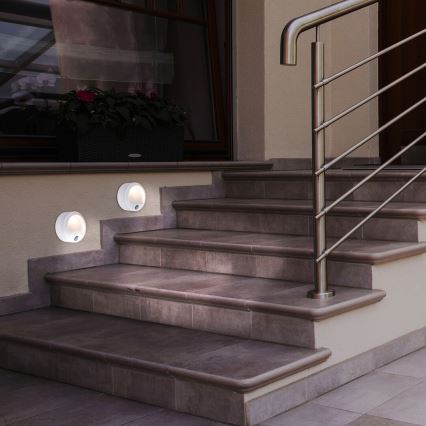 LED Kinkiet zewnętrzny z czujnikiem LED/1,5W/3xAA IP44 bílá